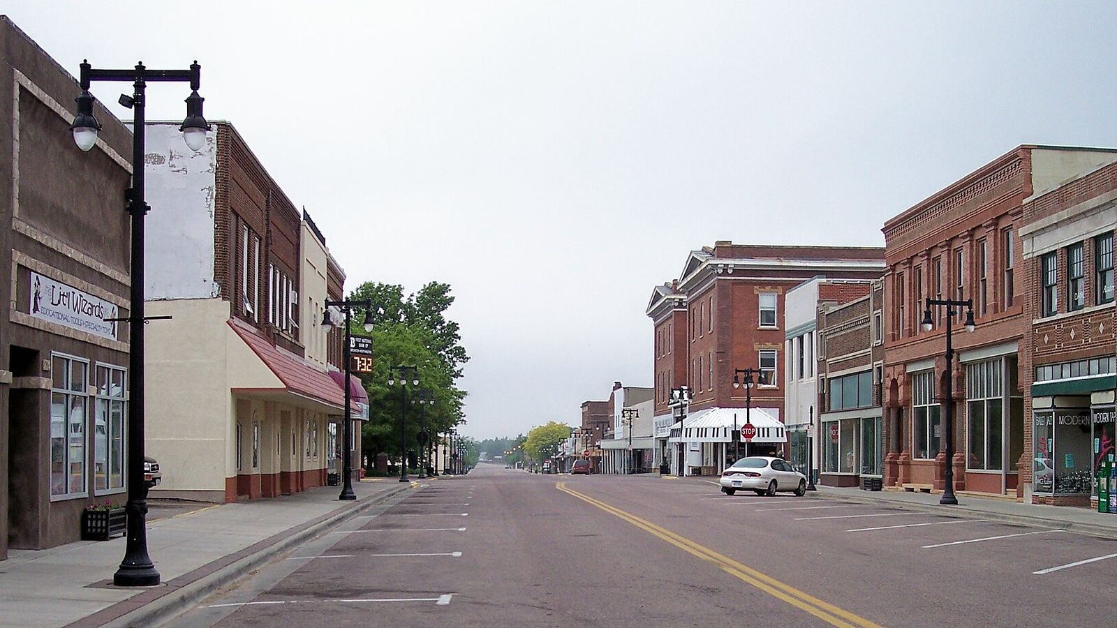 10th Street, Worthington's main street, lined with brick storefronts and lamp posts.